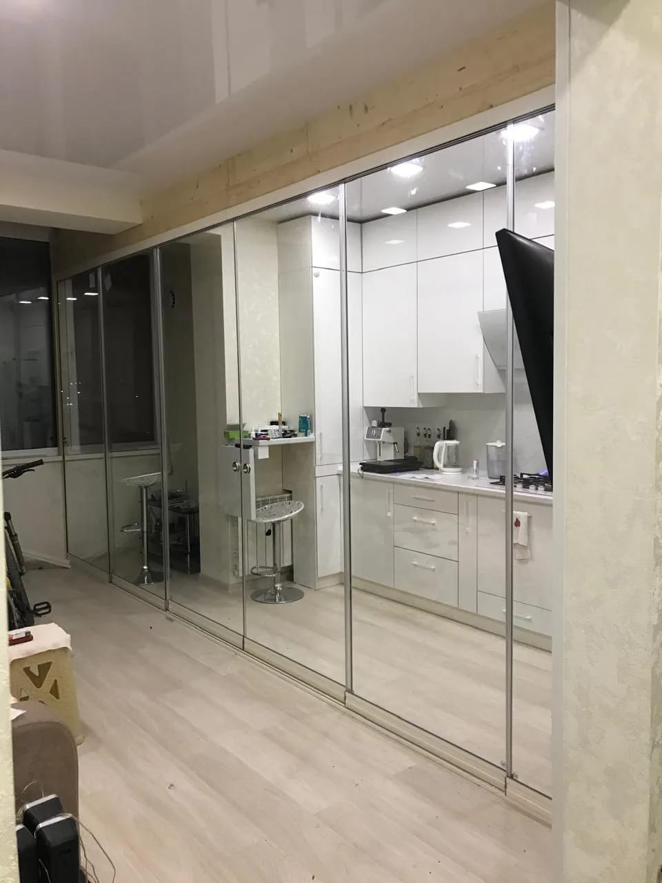 Стеклянная раздвижная перегородка в квартире